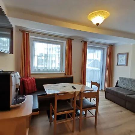 Hotel apartamentowy Laura *